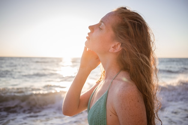 portrait de tache de rousseur belle femme sur sunset beach