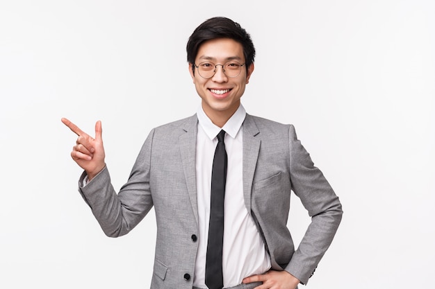 Photo portrait de taille d'un chef de bureau asiatique en costume