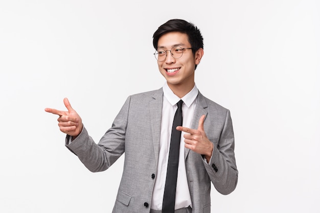 Portrait de taille d'un chef de bureau asiatique en costume