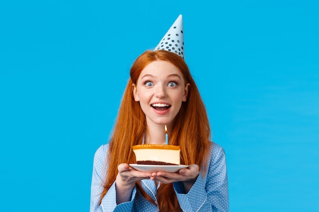 Portrait de taille gaie et optimiste jolie fille féminine rousse souriante