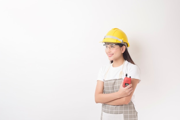 Portrait de technicien femme sur fond blanc