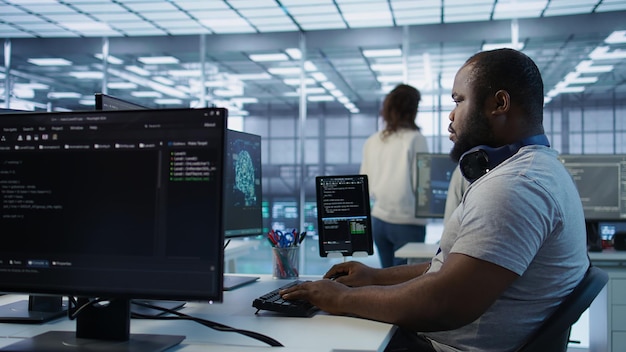 Portrait d'un technicien joyeux travaillant dans un lieu de travail de haute technologie