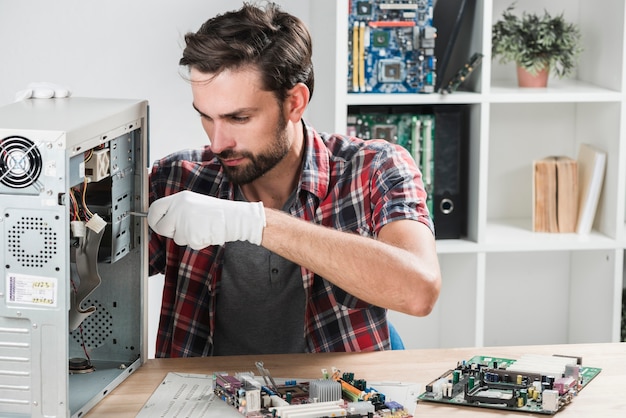 Portrait d'un technicien réparant un ordinateur