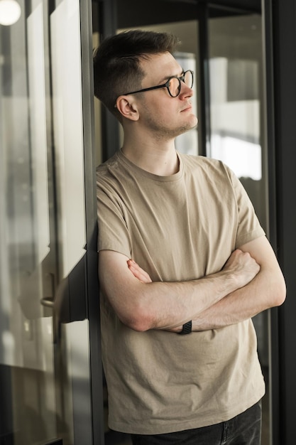 Portrait de tête d'un homme d'affaires intelligent dans des lunettes assis au bureau dans un bureau moderne regardant venu