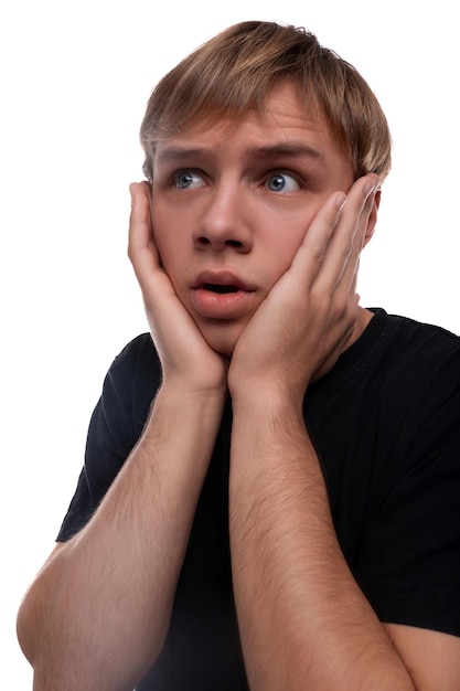 Portrait en tête d'un homme caucasien blond malheureux dans un t-shirt noir