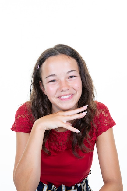 Portrait de tête de jeune fille excitée mains sur le menton qui pose en studio