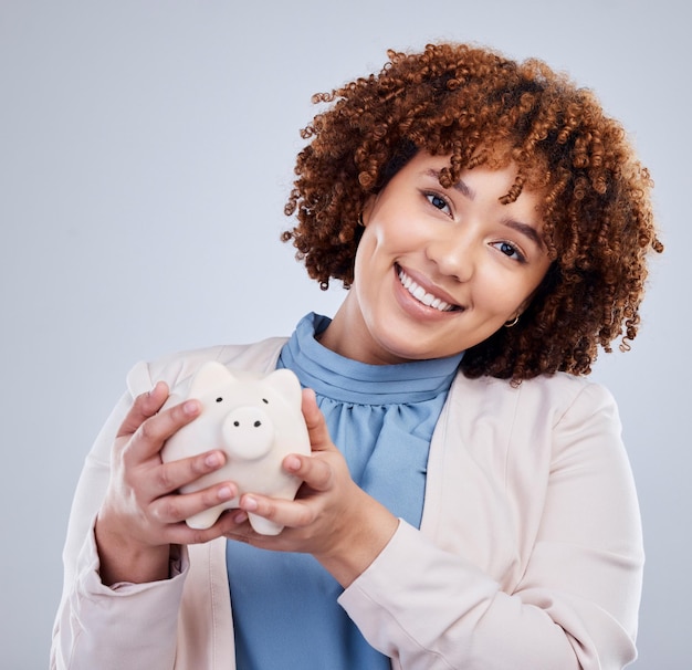 Portrait de tirelire et femme heureuse isolée sur fond blanc de studio pour l'épargne, l'investissement ou la finance Personne africaine ou travailleur d'entreprise budget gestion financière et argent en toute sécurité ou sécurité