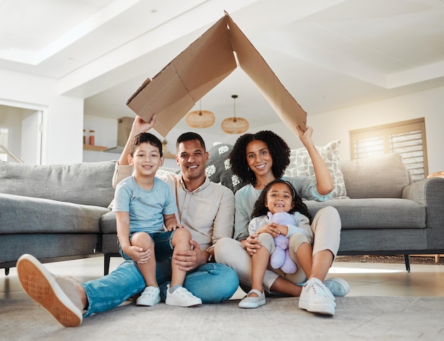 Portrait de toit en carton et une famille dans une maison pour la sécurité et l'abri en famille Maison heureuse et une mère père et enfants avec refuge dans un salon pour l'assurance ensemble