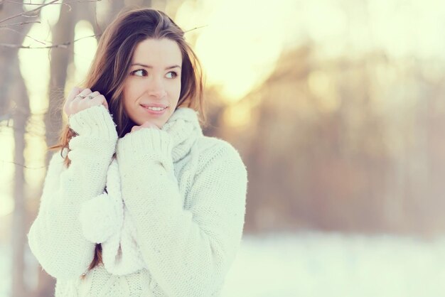 portrait tonné inhabituel d'une belle jeune fille en hiver