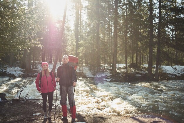 Portrait de touristes, hommes et femmes dans la forêt au bord de la rivière