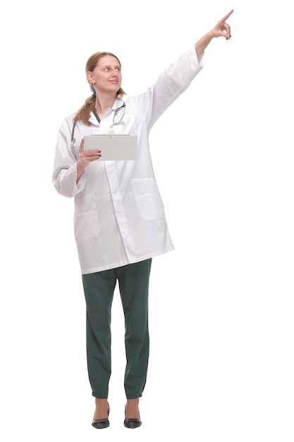 Portrait de toute la longueur d'une femme médecin, tenant une tablette