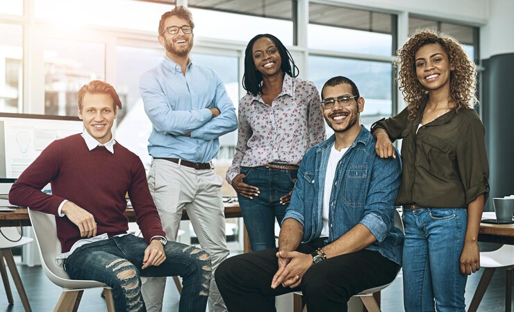Photo portrait de travail d'équipe ou de gens d'affaires dans un bureau moderne démarrage ou diversité avec coopération personnel de groupe ou employés sur le lieu de travail multiracial ou entreprise de conception avec agence de conseil ou créative