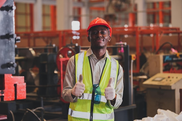 Portrait travailleur afro-américain dans l'usineIngénieur ou technicien homme noir