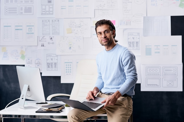 Portrait de travailleur de bureau détendu