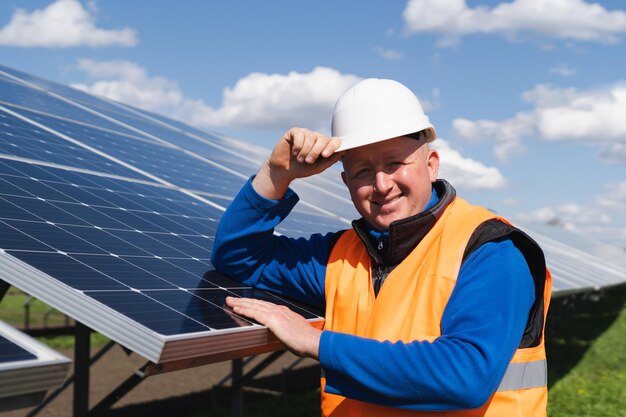 Portrait d'un travailleur en casque dans une centrale solaire