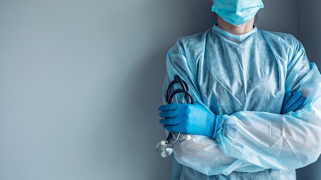 Portrait de travailleur medical sans visage vetu d une blouse medicale jetable et d un masque de protection Photo Premium