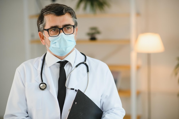 Portrait d'un travailleur de la santé Image d'un médecin senior portant une blouse de laboratoire et debout dans une clinique privée