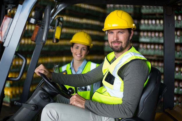 Portrait de travailleurs d'usine en usine