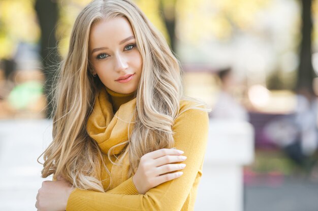 Portrait de très jolie jeune femme en plein air. Belle dame blonde au contexte urbain. Portrait agrandi féminin élégant.