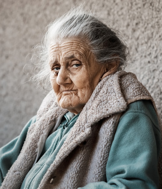 Portrait d'une très vieille femme ridée