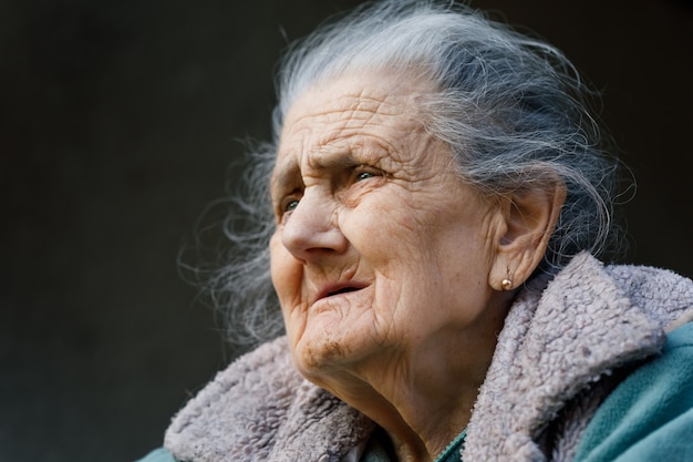 Portrait d'une très vieille femme ridée