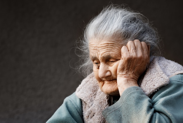 Portrait d'une très vieille femme ridée