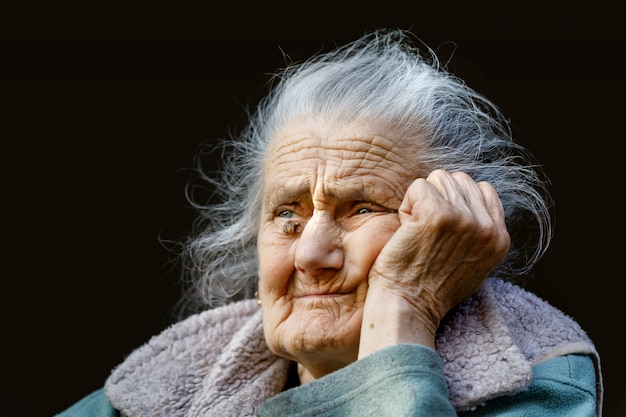 Portrait d'une très vieille femme ridée