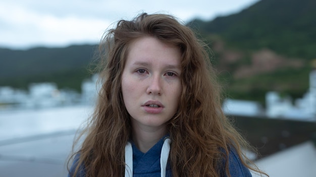 Portrait de triste déprimé bouleversé jeune femme désespérée qui pleure fille aux yeux rouges larmoyants avec des larmes