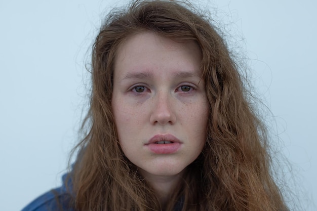 Portrait de triste déprimé bouleversé jeune femme désespérée qui pleure fille aux yeux rouges larmoyants avec des larmes