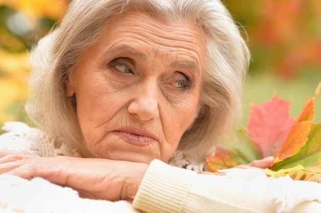 portrait, de, triste, femme aînée, dans, parc automne