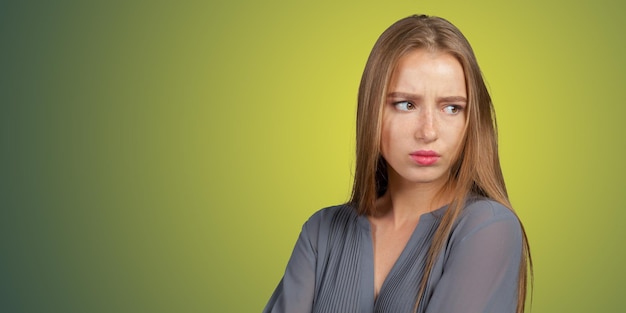 Portrait de triste jeune femme déprimée