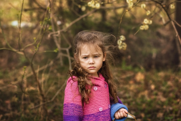 portrait d'une triste petite fille