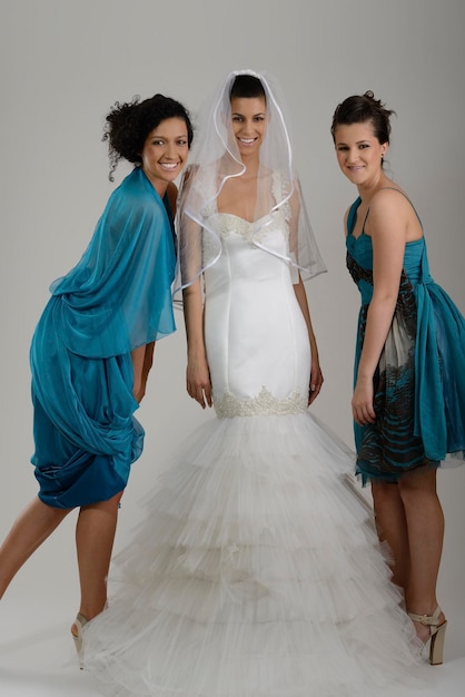 portrait de trois belles femmes en robe de mariée, mariée et demoiselle d'honneur de ses amis