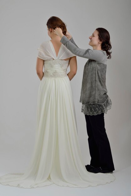 portrait de trois belles femmes en robe de mariée, mariée et demoiselle d'honneur de ses amis