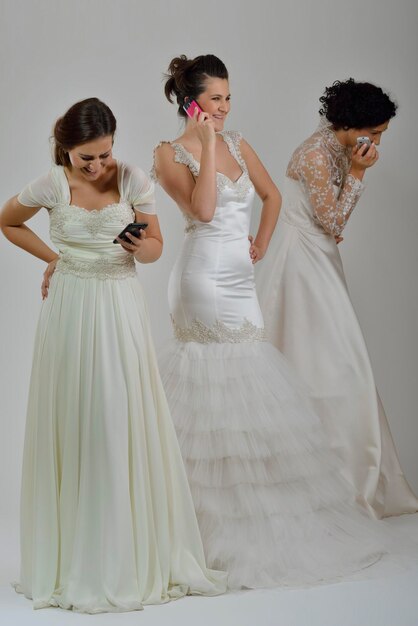 portrait de trois belles femmes en robe de mariée, mariée et demoiselle d'honneur de ses amis