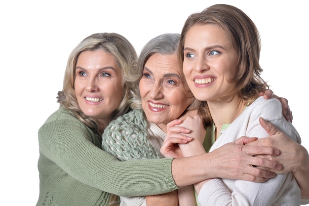 Portrait de trois femmes heureuses isolées sur fond blanc