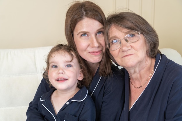 Portrait de trois générations de femmes regardant la caméra