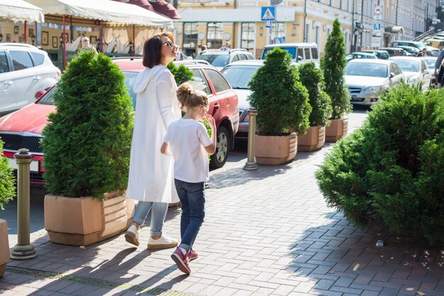 Portrait urbain du parent et de l'enfant.