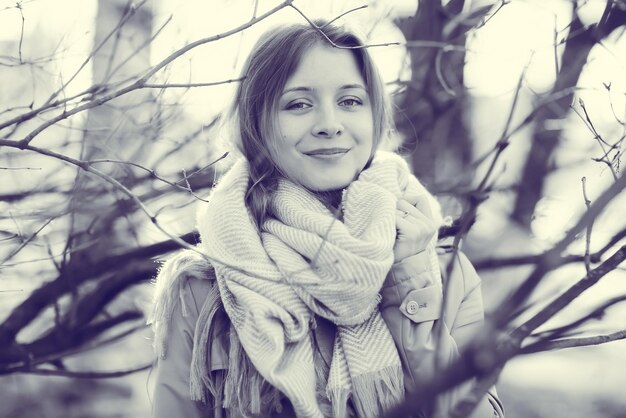 Portrait urbain d'une femme heureuse en manteau