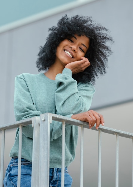 Photo portrait urbain avec femme souriante