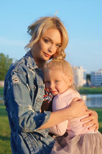 Portrait urbain de mère avec fille au coucher du soleil