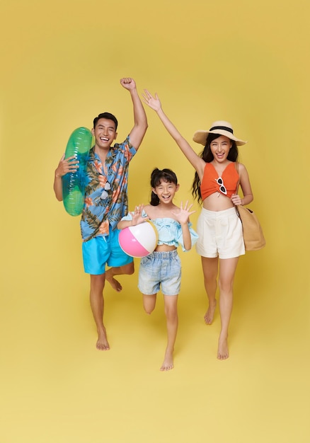 Portrait de vacances familiales asiatiques joyeuses Père mère et filles appréciant la plage d'été