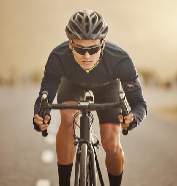 Portrait de vélo et homme faisant du vélo sur route exercice ou entraînement dans la rue en plein air Fitness santé et cycliste masculin du Canada faisant du vélo sur asphalte ou entraînement sur autoroute pour la compétition