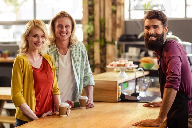 Portrait d'un vendeur avec des clients