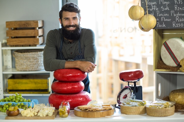 Portrait de vendeur heureux debout au comptoir