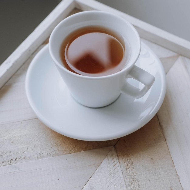 Portrait de verre de thé à bord avec motif en arête de hareng