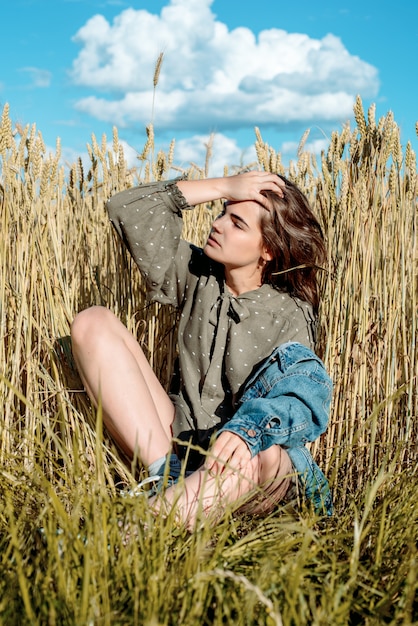 Portrait vertical de la belle jeune femme sur le terrain.