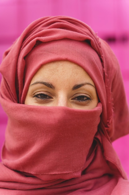 Portrait vertical d'une femme musulmane portant le hiyab avec les yeux ouverts. Diversité culturelle et religion.