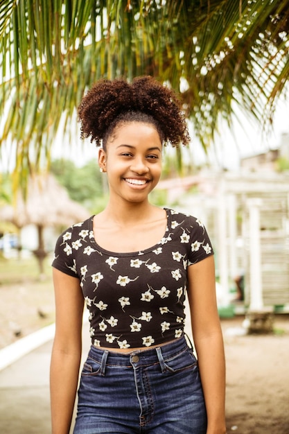 Portrait vertical d'une jeune étudiante africaine à l'extérieur