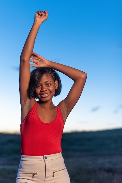 Portrait vertical d'une jeune femme noire posant